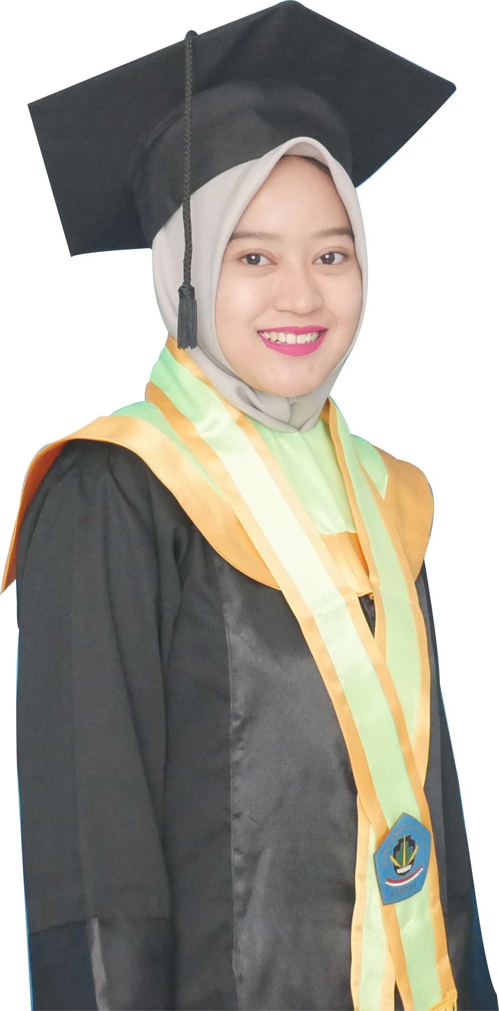Alumni STIKES Kendal mengenakan toga wisuda