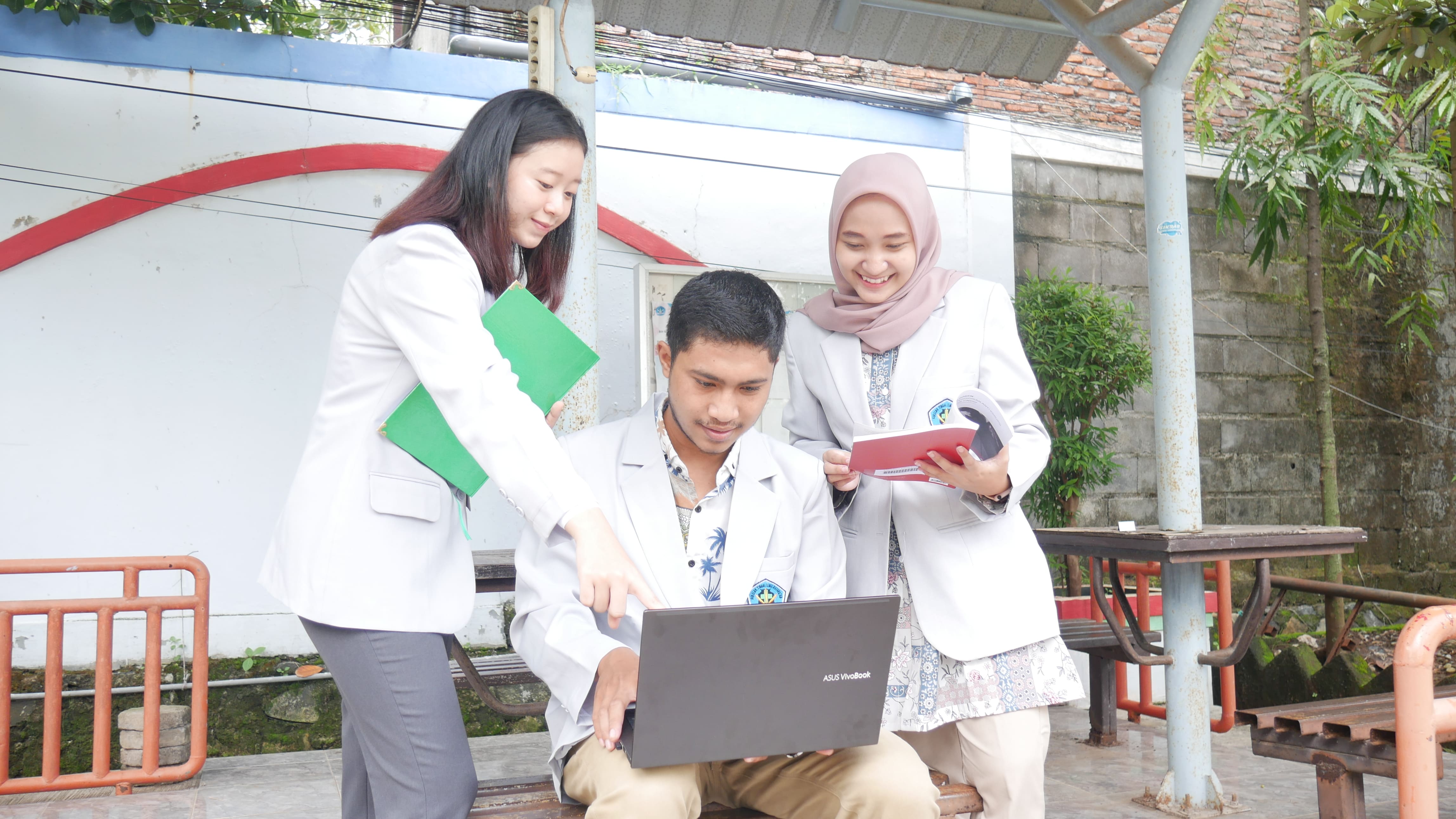 Mahasiswa STIKES Kendal berdiskusi bersama menggunakan laptop